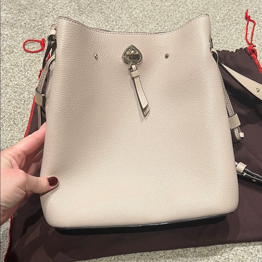 Elegant Cream Kate Spade Bucket Bag - Picture 1 of 2